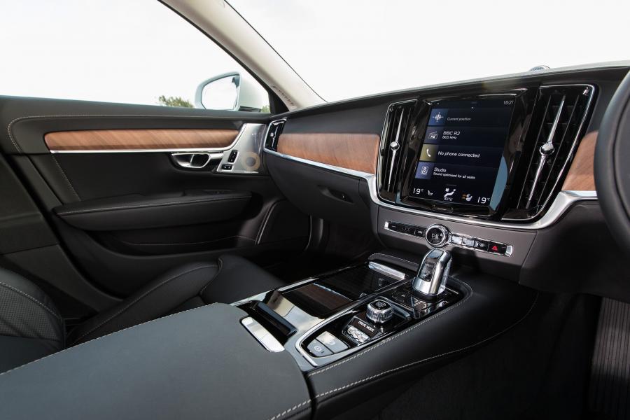 Интерьер Volvo V90 T8 Inscription 2017 года  (UK) (фото 10 из 28)